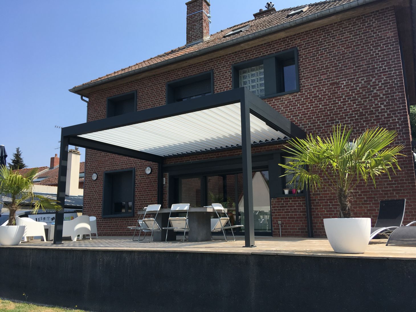 Pergola aluminium sur mesure avec structure moderne et finitions haut de gamme