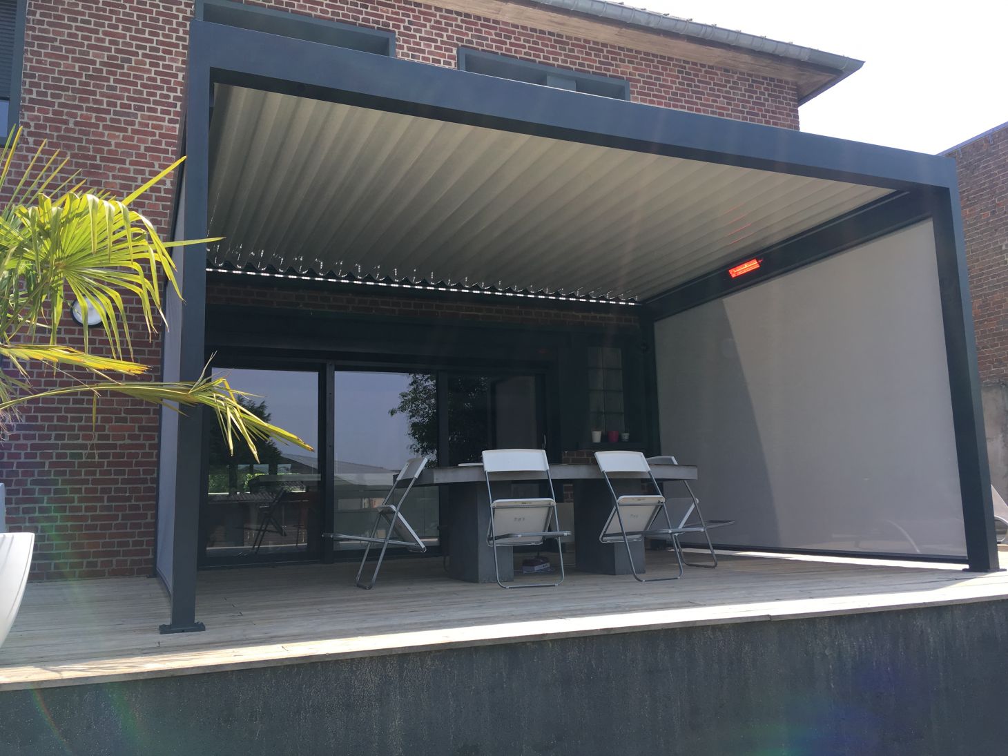 Pergola avec finitions soignées pour terrasse et maison en Alsace