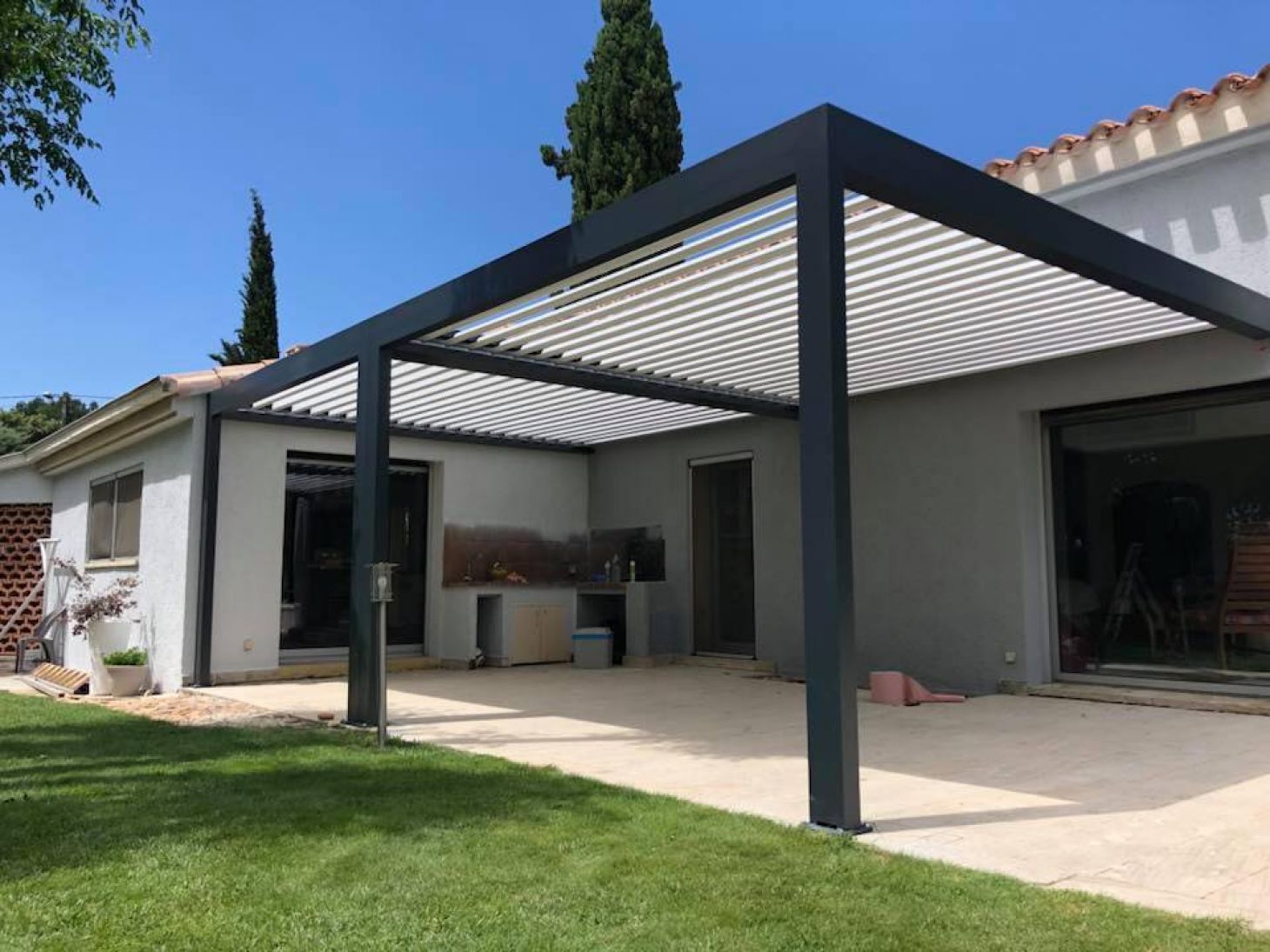 Pergola sur mesure haut de gamme fabriquée en Alsace pour terrasse moderne