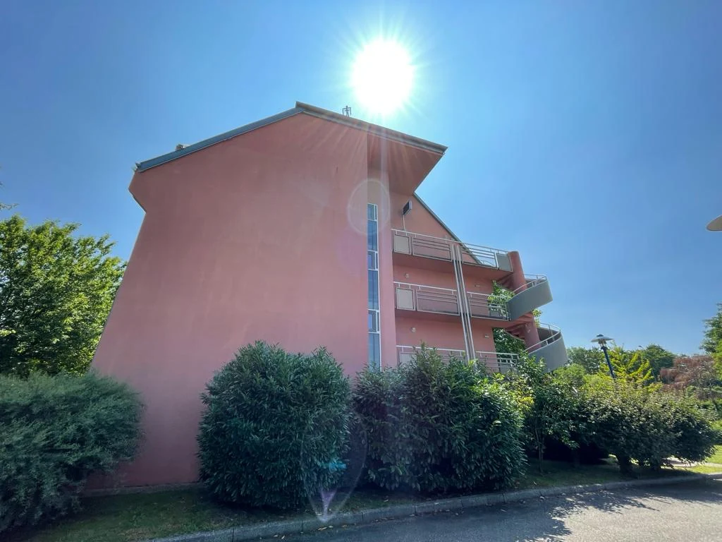 Avant rénovation : pignon rose de l’hôtel et escalier extérieur