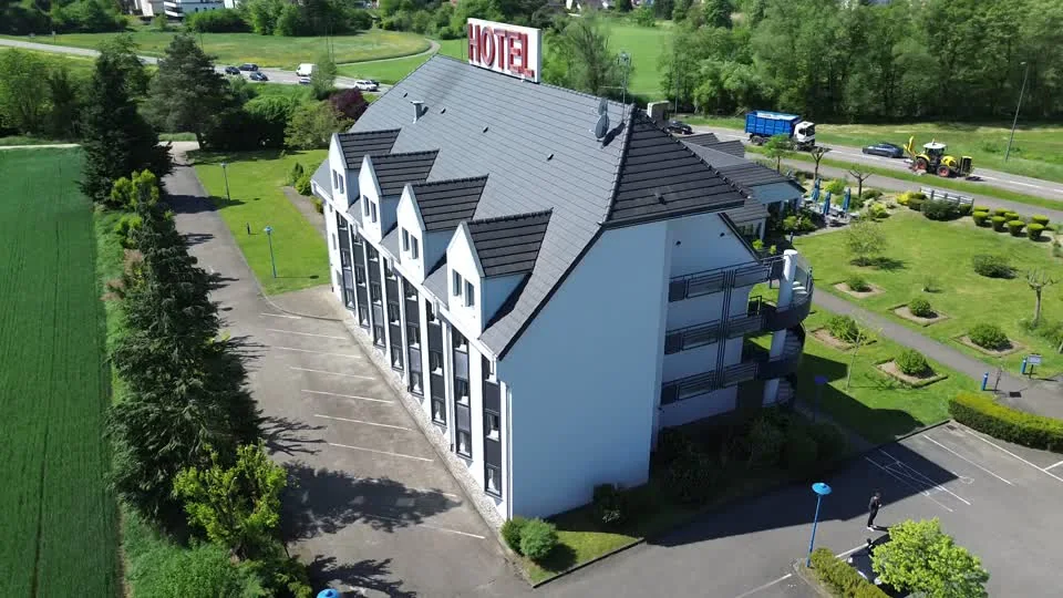 Image de la vidéo aérienne montrant l’hôtel et sa toiture rénovée