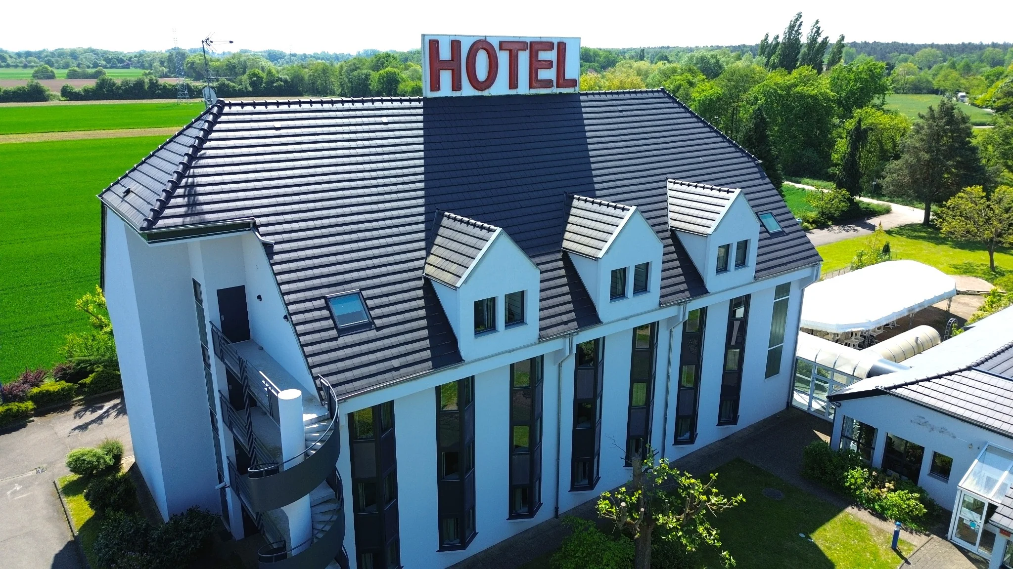 Vue rapprochée du toit de l’hôtel, des lucarnes et de la façade claire